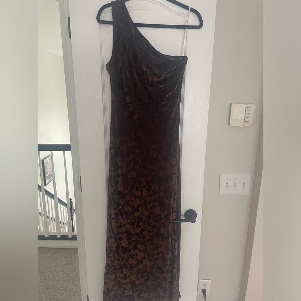 lulus Beautiful women’s one shoulder maxi plum velvet floral dress size medium